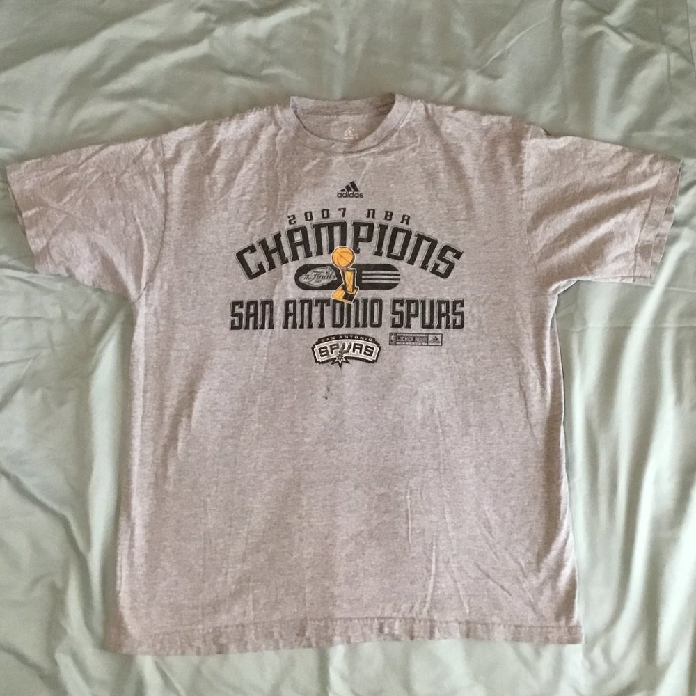Mens L - San Antonio Spurs CHAMPIONS 2007 NBA - Adidas Grey / Gray Short Sleeve